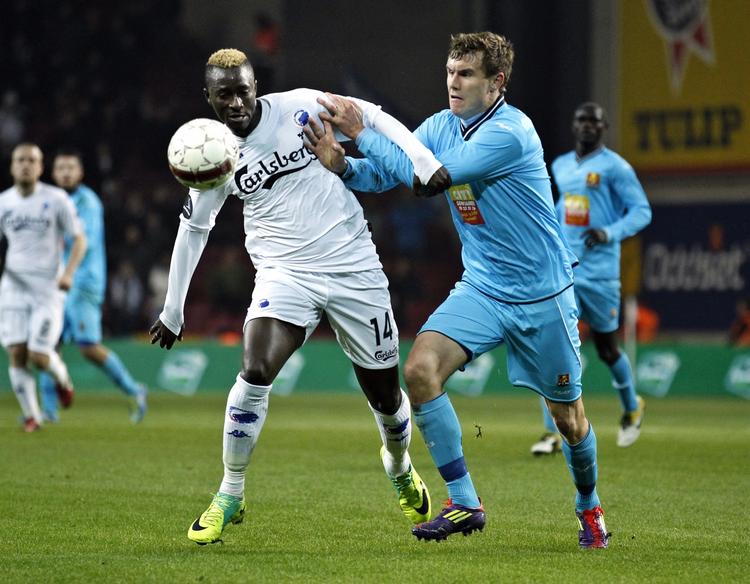 Duel. FCKs Dame N'Doye og FC Nordsjællands Anders Bjelland. 
