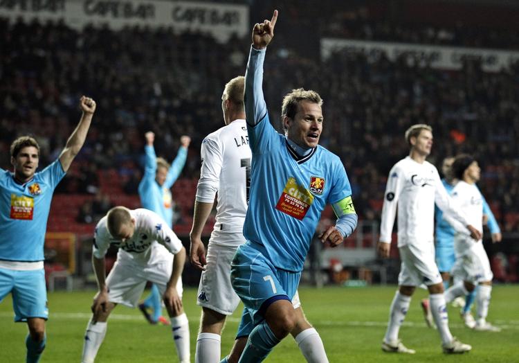 0-3. Mens Christian Grindheim er gået i knæ jubler anfører Nicolai Stokholm over sin scoring til 3-0. 