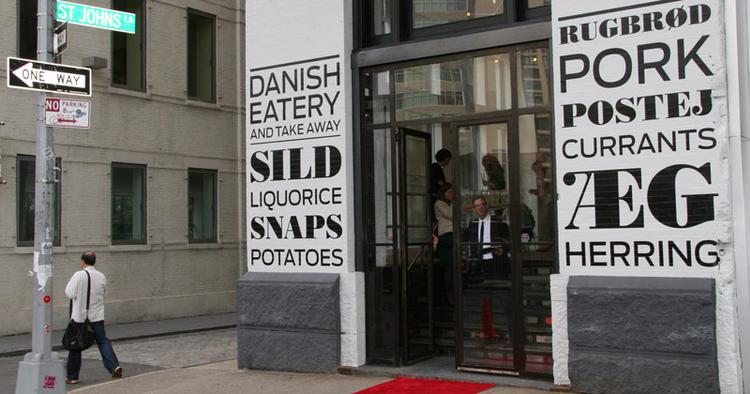 HJEMMEBANE. Den nye danske restaurant i TriBeCa er let genkendelig med flot dansk grafik og ord som ÅL, SNAPS og ÆG. 