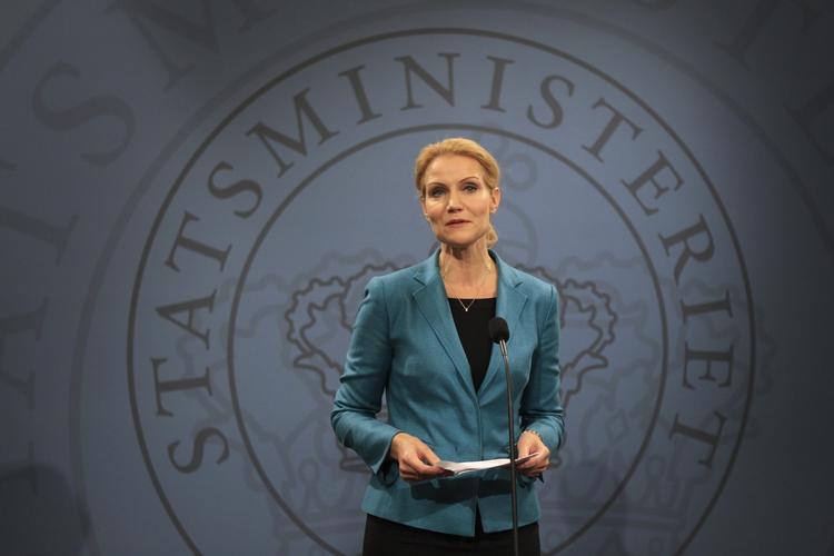 Debut. Helle Thorning-Schmidt holder i dag det første af sine ugentlige pressemøder som  statsminister. Det sker i skyggen af en elendig meningsmåling, som sender Socialdemokraterne ned på 20,5 procent af stemmerne. 