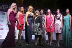 GENVALGT. Sidste år præsenterede WTA Tourens leder, Stacey Allaster (i midten) et finalefelt, der talte fra venstre Caroline Wozniacki, Vera Svonareva, Kim Clijsters, Allaster selv, Francesca Schiavone, Samantha Stosur, Jelena Jankovic og Jelena Dementieva. 