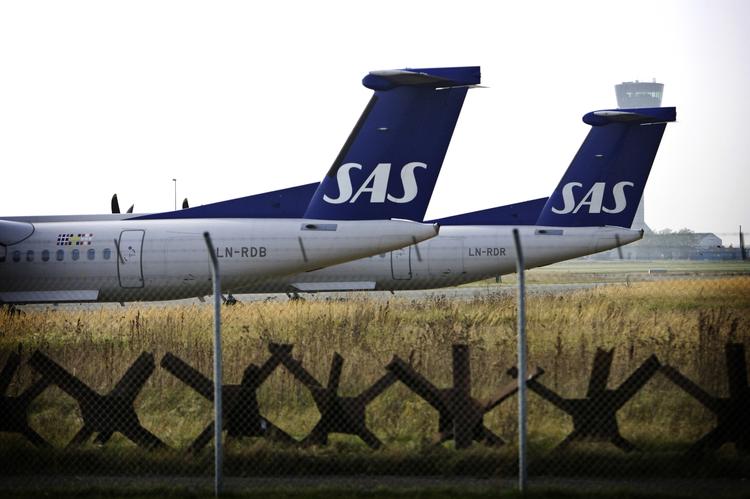 På landjorden. Som Politiken har afsløret i de seneste uger, er den delvis statsejede - og nu vingeskudte - flyvende stolthed i dag faldet til så lav flyvehøjde, at ord som 'skattely' og 'skuffeselskaber' ikke længere er fremmede i SAS-koncernen, skriver Politikens Poul Aarøe Pedersen i dagens signatur. 