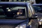 FORBUDT. Mange bilister vælger at køre bil, mens deres opmærksomhed er optaget af samtaler i håndholdte mobiltelefoner. Nu forsøger politiet og Rådet for Sikker Trafik at få standset synderne. 