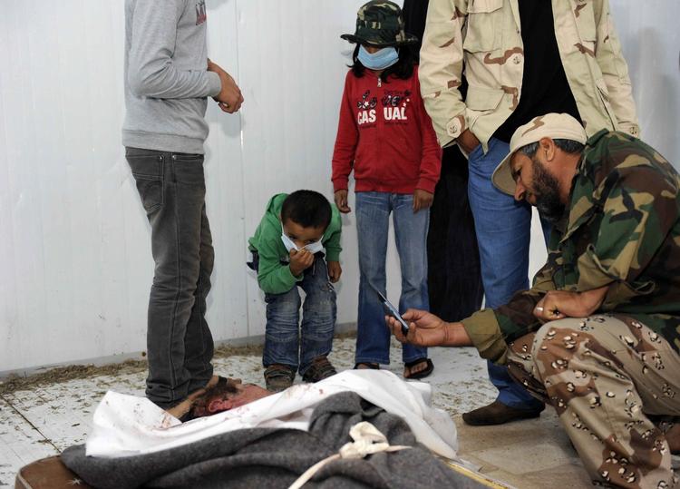 Beskuelse. Den tidligere diktator Moamar Gaddafis lig har ligget til offentligt skue i et kølehus siden hans død i torsdags. 