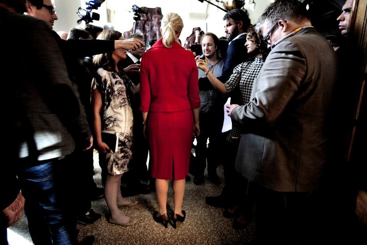 Modvind. Helle Thorning-Schmidts regering har fået en omtumlet start. Men det er ikke for sent at vende skuden. 