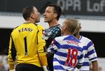Arrig. John Terry havde i nederlaget til Queens Park Rangers flere sammenstød med modspillere. Her har han en meningsudveksling med målmanden Patrick Kenny. 