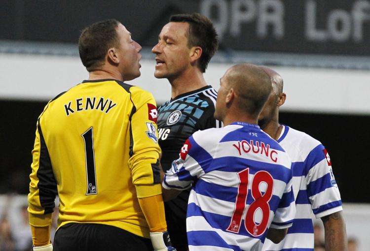 Arrig. John Terry havde i nederlaget til Queens Park Rangers flere sammenstød med modspillere. Her har han en meningsudveksling med målmanden Patrick Kenny. 