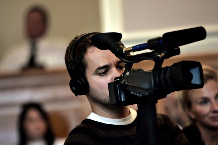 Videovideo. Han skal altid have et kamera i hånden. Nu står den nye regering for tur. Her ses Christoffer Guldbrandsen under optagelserne til sin film om partiet Ny Alliance, der som bekendt fik en meget kort levetid. 