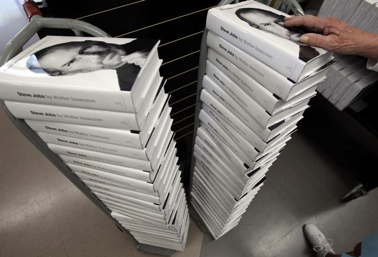Salg. Biografien om Steve Jobs ligger nummer et på flere bestsellerlister. 