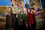 Ambitiøst. Det er længe siden, Coldplay har lydt så melodisk træfsikre, veloplagte og ambitiøse som på gruppens femte album. Hvis bare ambitionerne rakte til mere end at synge universelle banaliteter i teksterne, kunne det blive rigtigt sjovt. 