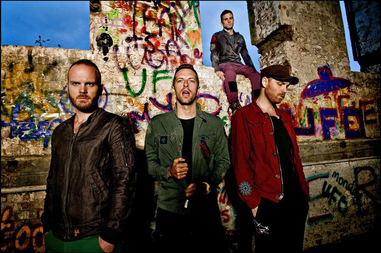 Ambitiøst. Det er længe siden, Coldplay har lydt så melodisk træfsikre, veloplagte og ambitiøse som på gruppens femte album. Hvis bare ambitionerne rakte til mere end at synge universelle banaliteter i teksterne, kunne det blive rigtigt sjovt. 