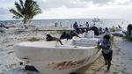 Forberedte. Lokale fiskere i byen Cancun trækker bådene på land, før orkanen Rina ankommer i morgen. 