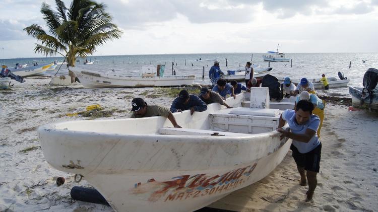 Forberedte. Lokale fiskere i byen Cancun trækker bådene på land, før orkanen Rina ankommer i morgen. 