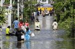 Oversvømmet. Bangkok i går. Myndighederne frygter, at oversvømmelserne kan vare en måned, og turistministeren forventer, at antallet af turister kan blive reduceret med en million i år. 