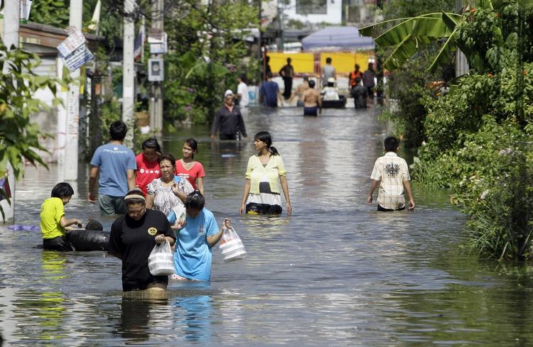 Oversvømmet. Bangkok i går. Myndighederne frygter, at oversvømmelserne kan vare en måned, og turistministeren forventer, at antallet af turister kan blive reduceret med en million i år. 
