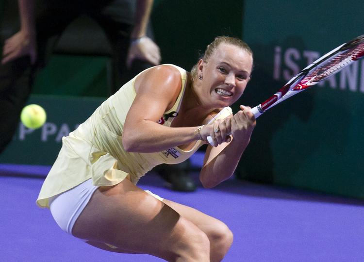 Etteren. Ved starten på WTA-finalen var der tre spillere, der kunne erobre førstepladsen på kvindernes verdensrangliste fra Caroline Wozniacki. Nu er feltet reduceret til én. Nemlig hende, som kan ses på billedet nede i artiklen. 