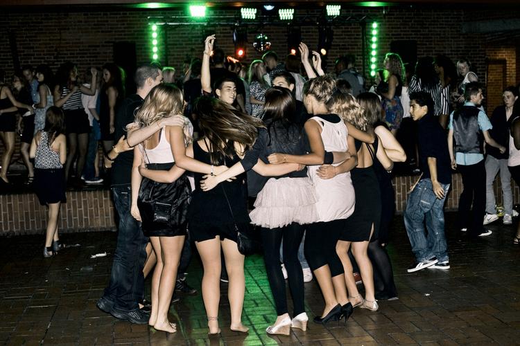 Livsklar. Unge gymnasieelever kan feste, men deres faglige niveau er blevet kritiseret. Hvis udviklingen skal vendes, skal både forældre og lærere tage opdragerrollen seriøst, mener debattør. 