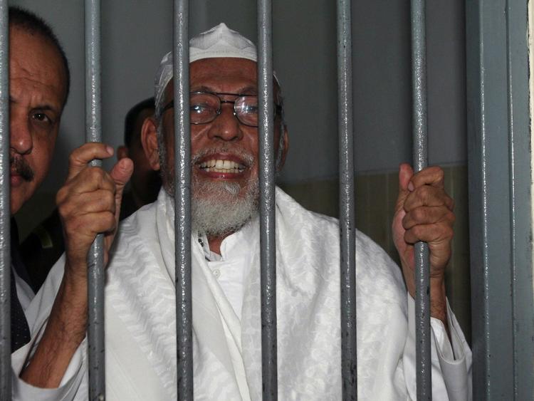 Forsvarstale. Abu Bakar Bashir fotograferet i en retssal i Jakarta i juni, hvor han taler til journalister gennem tremmerne i sit bur. 
