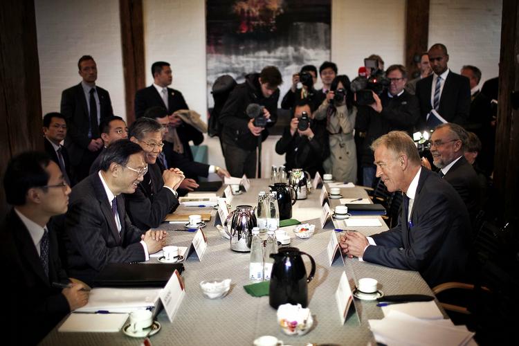 Zigzagkurs. Villy Søvndal har givet Kina både pisk og gulerod. Her sidder udenrigsministeren med sin kinesiske modpart under sidstnævntes nylige besøg i Danmark. 