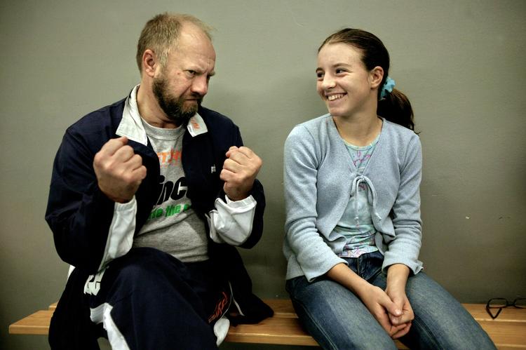 udelukket. Frem til 2013 må Karen Barbat (th. som 12-årig i 2004) klare sig uden sin far, Mihai (tv.). 