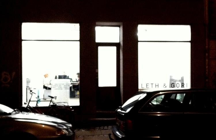 Åbning. Det unge arkitekt- og designfirma Leth&amp;Gori indvier fredag deres udstillingssted i Absalonsgade 21B. 