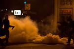 RYDNING. Tåregas og demonstrant fotograferet under sammenstøddene i Oakland i Californien. 