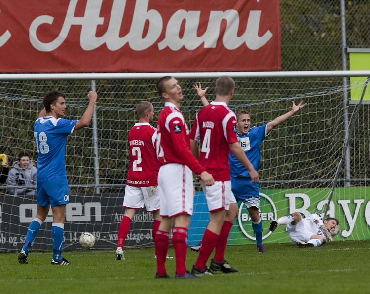 2-0. Efter en redning fra Lasse Heinze sparkede Kristian Gaarde bolden i mål til Næsbys 2-0-føring. 