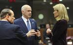Krise. Helle Thorning-Schmidt skal forsøge at bringe EU på ret kurs ved aftenens topmøde i Bruxelles, hvor hun blandt andet mødes med Italiens premierminister, Silvio Berlusconi, og en anden af hovedpersonerne, Grækenlands leder, George Papandreou. 