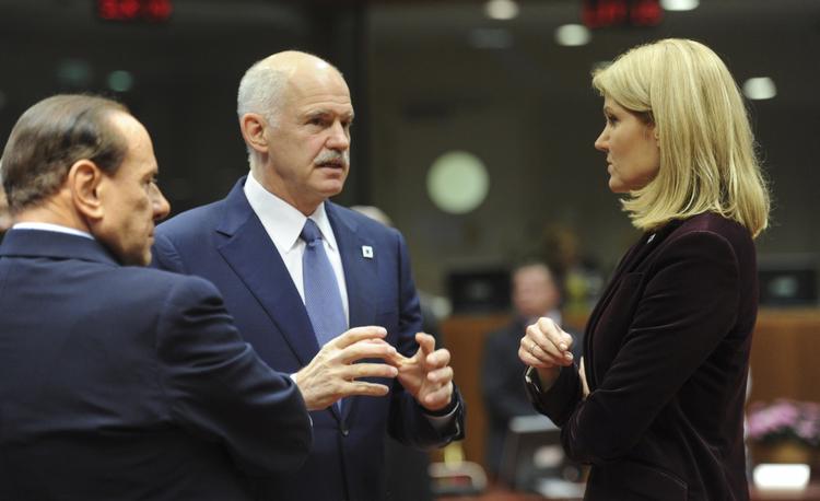 Krise. Helle Thorning-Schmidt skal forsøge at bringe EU på ret kurs ved aftenens topmøde i Bruxelles, hvor hun blandt andet mødes med Italiens premierminister, Silvio Berlusconi, og en anden af hovedpersonerne, Grækenlands leder, George Papandreou. 