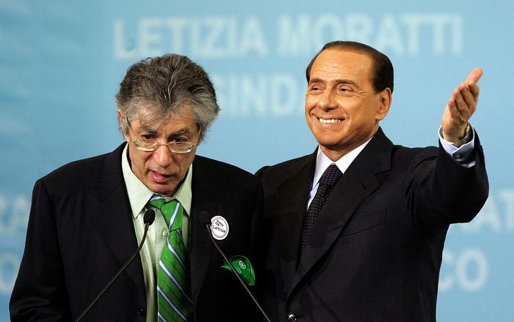 AFTALE. Italienske medier skriver, at ministerpræsident Silvio Berlusconi (th) og lederen af Liga Nord-partiet, Umberto Bossi, har indgået aftale om Berlusconis afgang. 