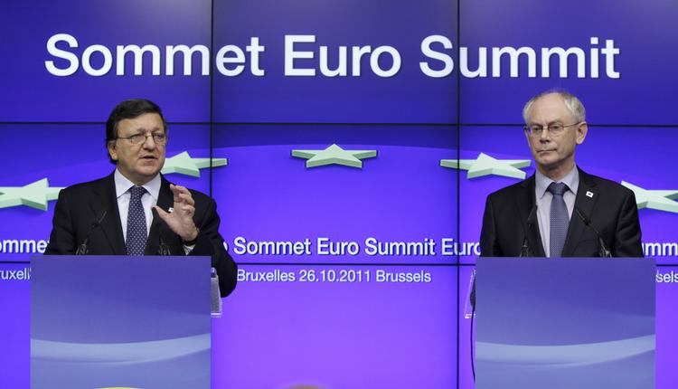 Aftale. Formanden for Det Europæiske Råd Herman Van Rompuy (th.) præsenterer aftalen sammen med kommissionsformand Jose Manuel Barroso (tv.). 