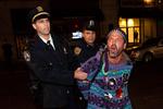 solidaritet. I New York blev demonstranter anholdt, da de i solidaritet med demonstranter fra Oakland protesterede over politiets voldsomme fremfærd. 