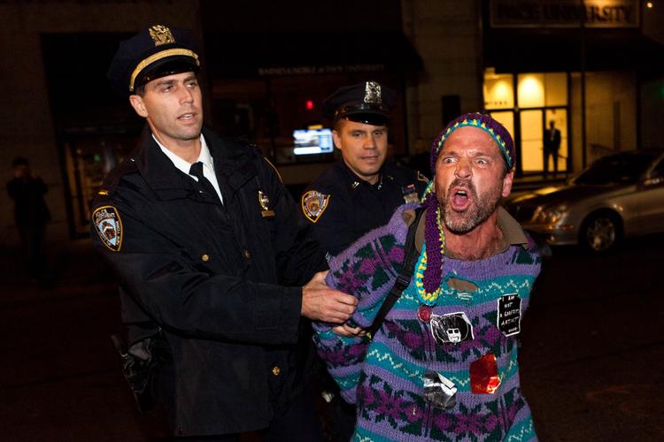 solidaritet. I New York blev demonstranter anholdt, da de i solidaritet med demonstranter fra Oakland protesterede over politiets voldsomme fremfærd. 