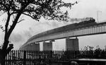 Bro. Flot så det ud i 1937, da det første tog kørte over den dengang spritnye Storstrømsbro. Men nu skal broen skiftes ud med en ny. Spørgsmålet er, hvor pengene skal findes. 