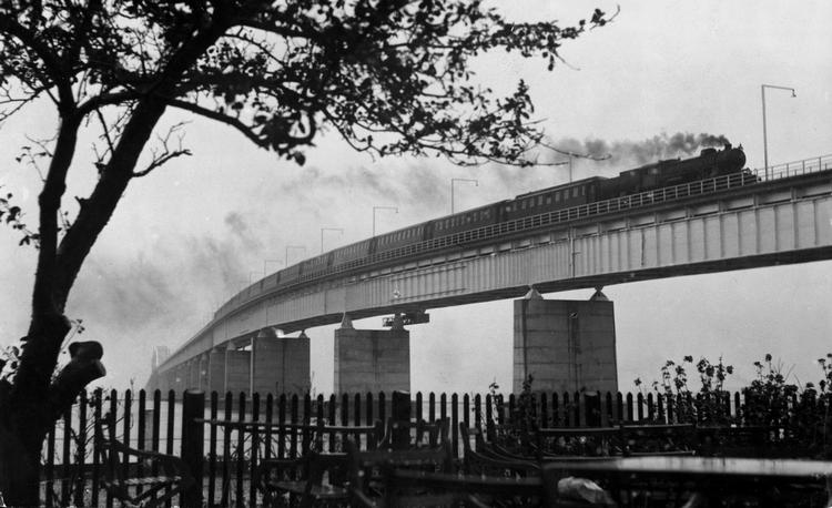 Bro. Flot så det ud i 1937, da det første tog kørte over den dengang spritnye Storstrømsbro. Men nu skal broen skiftes ud med en ny. Spørgsmålet er, hvor pengene skal findes. 