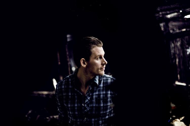 Uuu-uu. »Den her sang adskiller sig lidt fra de andre, fordi jeg synger 'duuu-uu' i stedet for 'uuu-uu'«, siger Rasmus Seebach om sit hit 'I mine øjne'. 