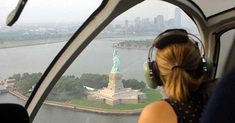 SLUT. Flere politikere kræver, at der sættes en stopper for helikopterflyvninger på grund af den store risiko for styrt. 