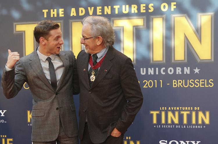 Tintin. Skuespilleren Jamie Bell (t.v.) har lagt krop, ansigt og stemme til Tintin, inden hele moletjavsen blev konverteret til animation ved hjælp af den såkaldte motion capture-teknik. Ved Bells side ses instruktøren Steven Spielberg. 