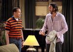 Ny. Ashton Kutcher fungerer fra første sekund som selvmordstruet milliardær i 'Two and a Half Men'. Her står han sammen med Jon Cryer (tv.). 
