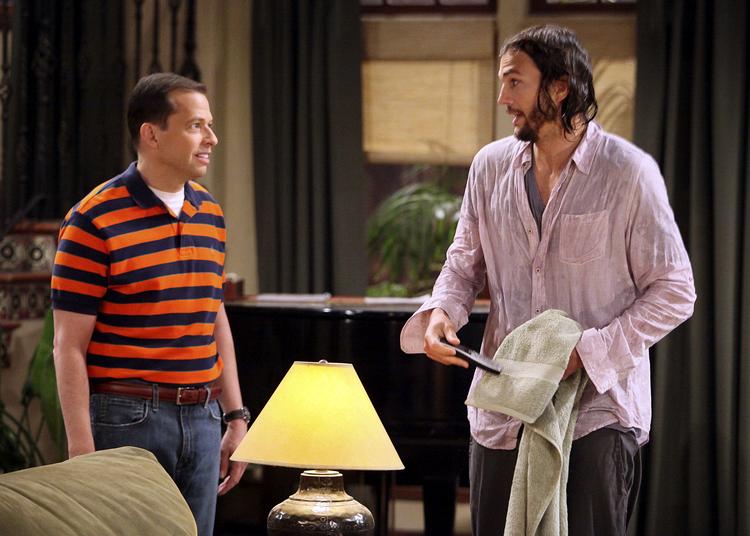 Ny. Ashton Kutcher fungerer fra første sekund som selvmordstruet milliardær i 'Two and a Half Men'. Her står han sammen med Jon Cryer (tv.). 