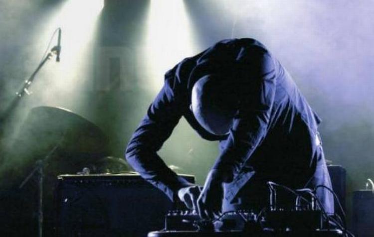 Noise. Lasse Marhaug er en af musikerne på Wundergrund, der leger med genrerne. Oplev ham på spillestedet Mayhem i nordvestkvarteret på onsdag 2. november. Og alle mulige andre mystiske mennesker i mystiske konstellationer i løbet af ugen. 