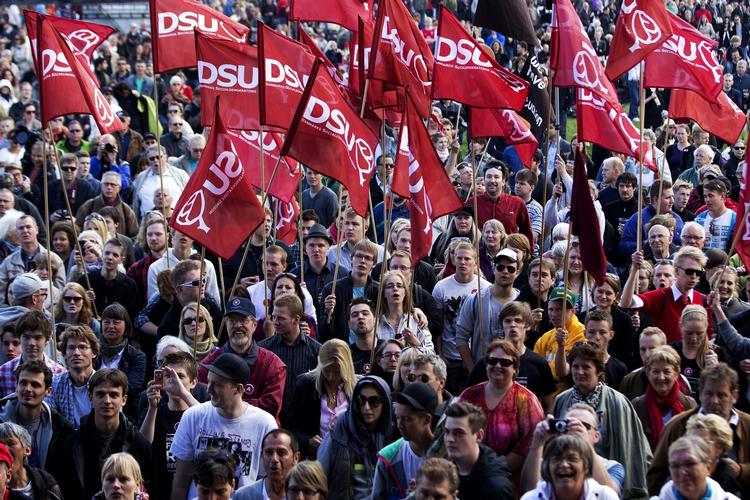 PROTEST. Ungdomsorganisationerne DSU og SFU indgår en fælles alliance mod finansspekulanter og en ’unfair fordeling’ af betalingen for den økonomiske krise. Her et billede fra 1. maj i Fælledparken i år. 