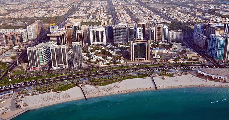 KUNSTBY. Abu Dhabi får snart sin egen udgave af Louvre. På billedet ses Corniche-stranden. 