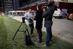Sportsjournalistik. Tidsrummet efter en fodboldkamp er ikke det rigtige forum til at stille spørgsmål omkring idrættens økonomiske vilkår eller detaljerne i dopingens regelsæt, skriver DR Sportens Andreas Kraul. 