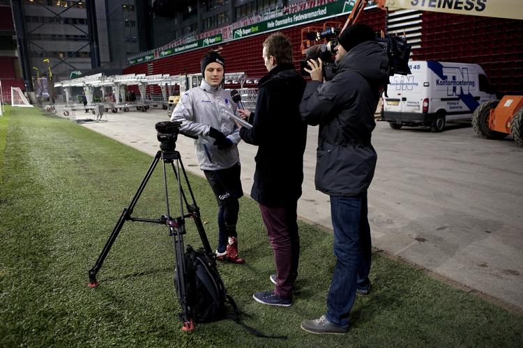 Sportsjournalistik. Tidsrummet efter en fodboldkamp er ikke det rigtige forum til at stille spørgsmål omkring idrættens økonomiske vilkår eller detaljerne i dopingens regelsæt, skriver DR Sportens Andreas Kraul. 