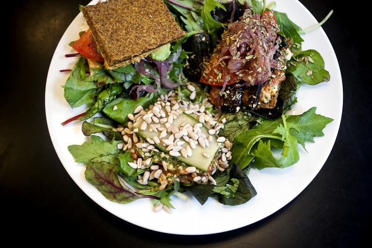Vegetar. Hos 42 Raw kan prøve et vegetarisk alternativ til snasket tømmermandsmad med raw pizza, raw lasagne og raw sandwich for 128 kr. 