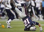Flyvetur. Selv en stjerne som Tom Brady kan ende med en tur på hovedet, når NFL's store drenge støder sammen. 