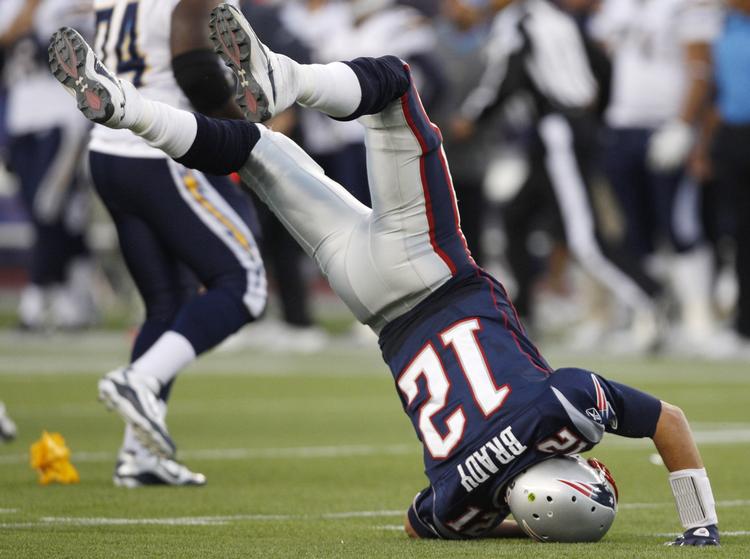 Flyvetur. Selv en stjerne som Tom Brady kan ende med en tur på hovedet, når NFL's store drenge støder sammen. 