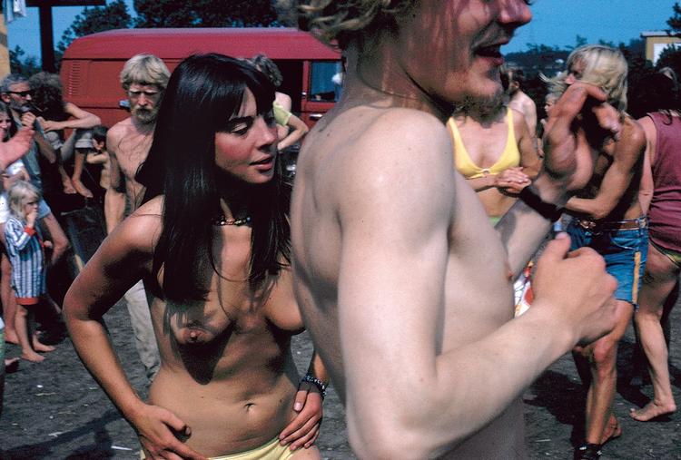 Farver. Hverdagspåklædning i Thylejren anno 70'erne. 