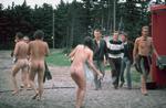 Lejrdeltagere og lokale unge ved badehuset i Thylejren, juli 1970. 